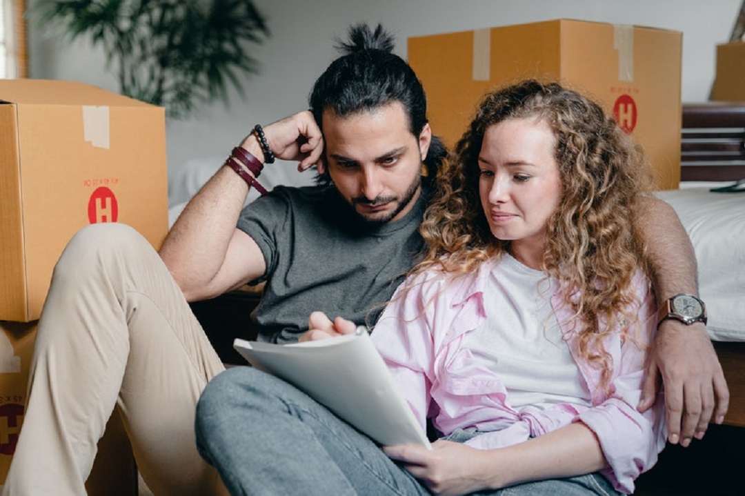 Couple with boxes at the back, of short-term strategy