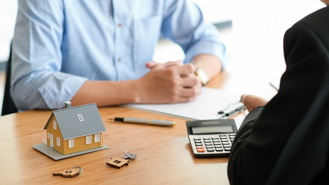 Man applying for HARP loan alternatives.